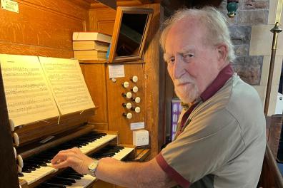 Roy Jukes organist 2.jpg
